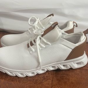 New tennis, never worn